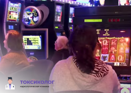 Люди в зале в игровыми автоматами